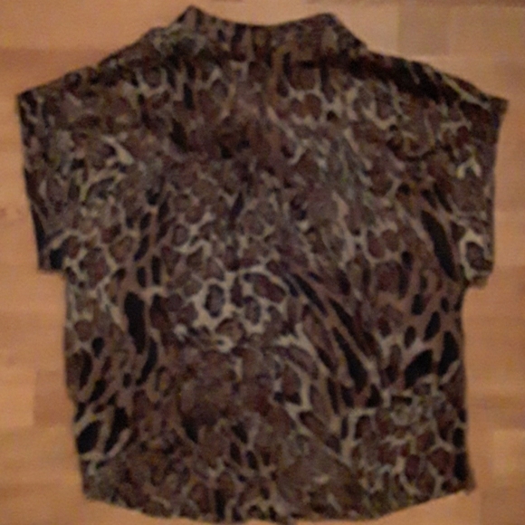 Like New! Leopard  short sleeve button down blouse - Picture 4 of 4